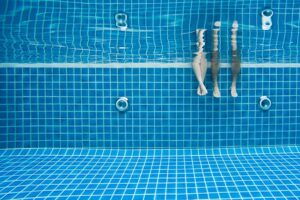 como funciona el sistema de llenado y vaciado de una piscina